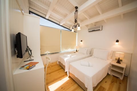 Bed, TV and multimedia, Photo of the whole room, Bedroom, cot, towels, air conditioner