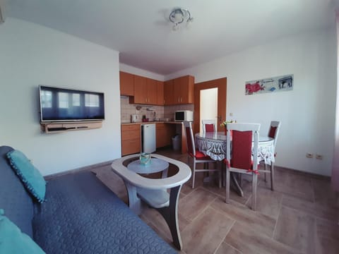 Kitchen or kitchenette, Living room, Seating area, Dining area