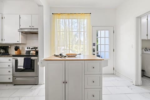 Near University & Dining- Garden District Dwelling House in Montgomery