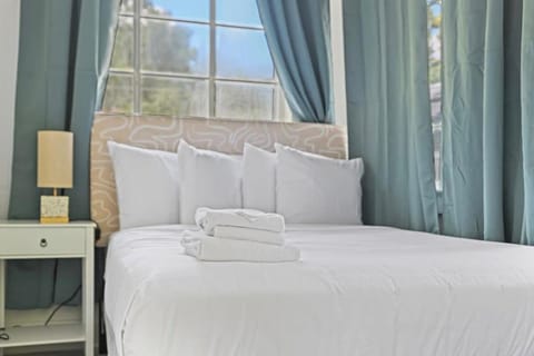 Near University & Dining- Garden District Dwelling House in Montgomery