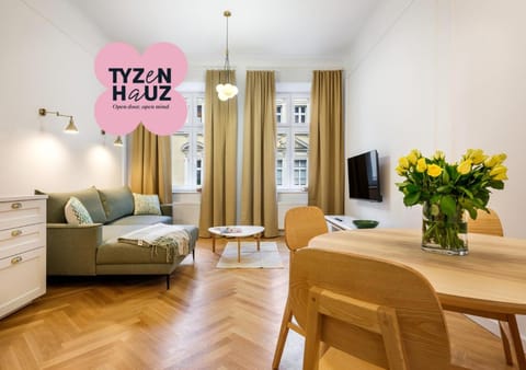 Bed, TV and multimedia, Living room, Photo of the whole room, Seating area, Dining area, Bedroom