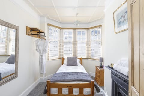 Bed, TV and multimedia, Photo of the whole room, Decorative detail, Bedroom, air conditioner