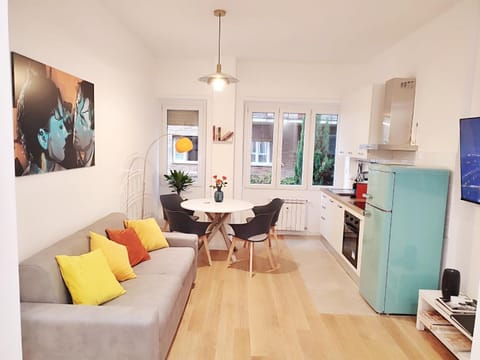 Kitchen or kitchenette, Living room, Seating area, Dining area, stove