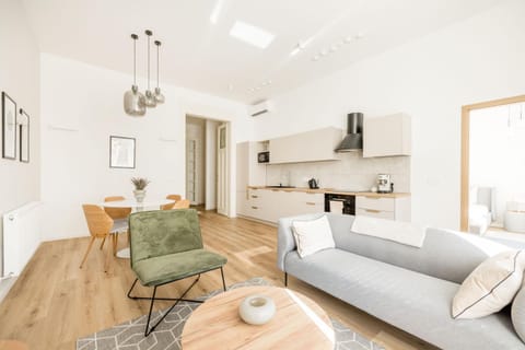 Kitchen or kitchenette, Living room, Seating area, Dining area