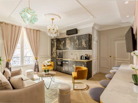 TV and multimedia, Coffee/tea facilities, Kitchen or kitchenette, Living room, Seating area