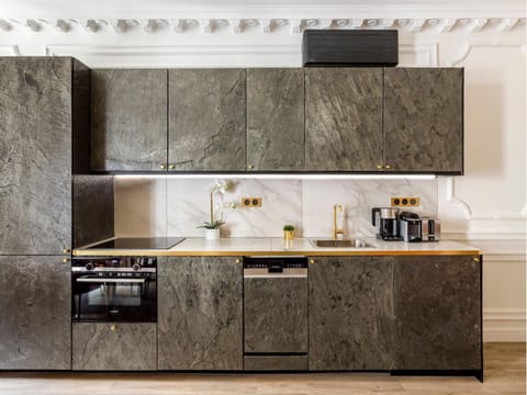 Coffee/tea facilities, Kitchen or kitchenette, oven, stove, toaster