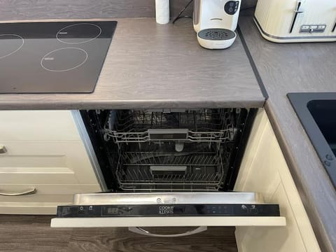 Modern 2BR Flat in Sale - Peaceful Stay in M33 - Great Transport Links Villa in England