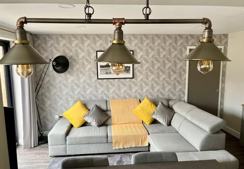 Modern 2BR Flat in Sale - Peaceful Stay in M33 - Great Transport Links Villa in England