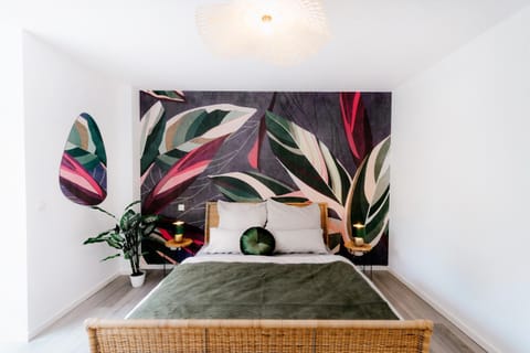 Bed, Photo of the whole room, Decorative detail, Bedroom