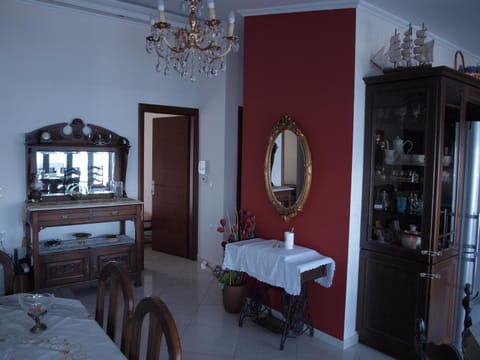 Photo of the whole room, Dining area
