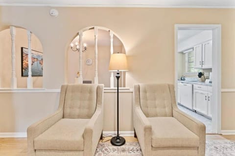 Near Parks Dining & Shopping - Glade Park Gem House in Montgomery