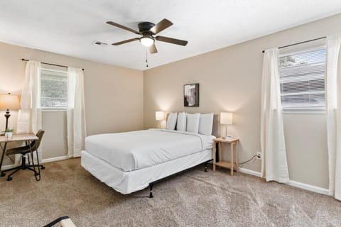 Near Parks Dining & Shopping - Glade Park Gem House in Montgomery