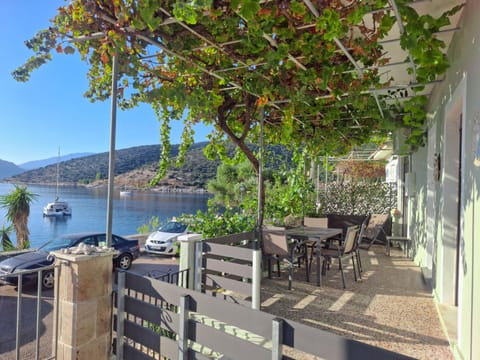 Property building, Facade/entrance, Balcony/Terrace, Sea view