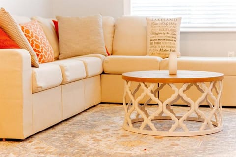 Tropical Backyard Paradise, Hot Tub, Fenced yard House in Lakeland