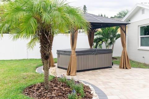 Tropical Backyard Paradise, Hot Tub, Fenced yard House in Lakeland
