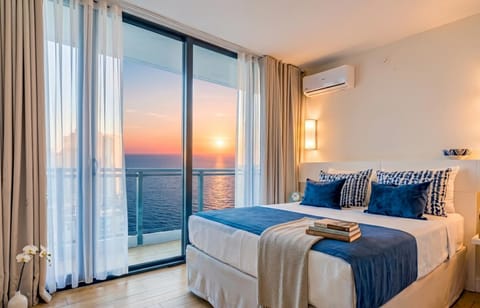 Photo of the whole room, Sea view, towels