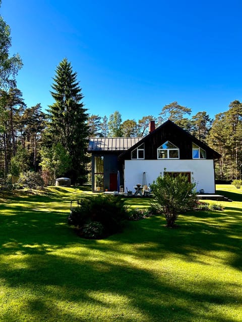 Property building, Facade/entrance, Garden, Garden view