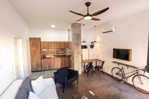 TV and multimedia, Kitchen or kitchenette, Living room, Seating area, Dining area, air conditioner