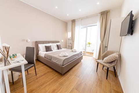 Bed, TV and multimedia, Bedroom, towels