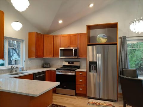 Alki Beach Cottage, NEW, 2 bedrooms, 2 bathrooms, near beach, AC, WD, Parking House in Alki Beach