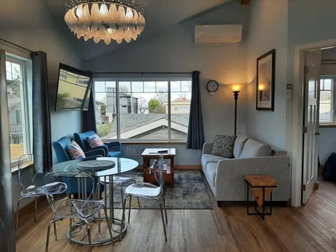 TV and multimedia, Seating area, air conditioner