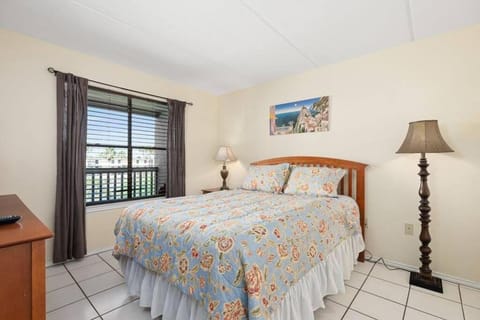 2 Bed 2 Bath Condo by Beach with Resort Pool House in South Padre Island