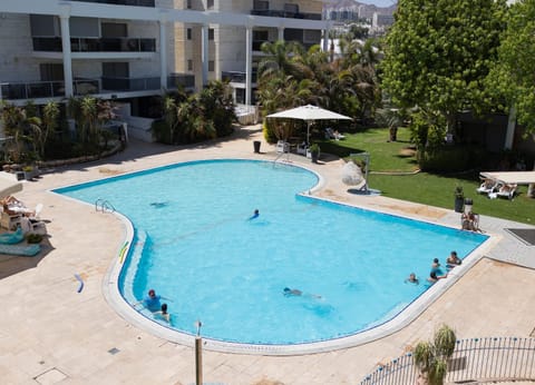 Property building, Spring, Day, People, Garden, Spa and wellness centre/facilities, Garden view, Pool view, Swimming pool, group of guests, sunbed