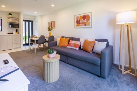 TV and multimedia, Living room, Photo of the whole room, Decorative detail, Seating area, Dining area, toaster