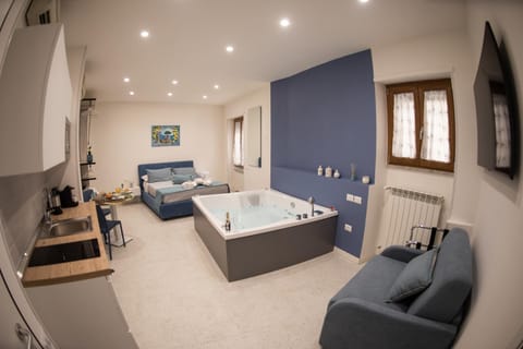 Bed, Hot Tub, TV and multimedia, Photo of the whole room