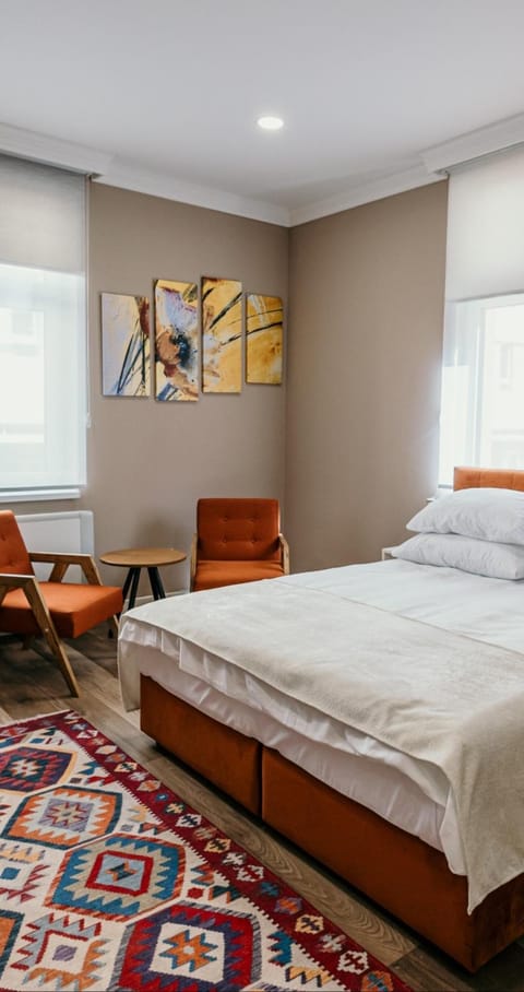 Bed, Photo of the whole room, Seating area, Bedroom