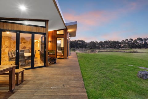 Property building, Patio, Day, Natural landscape, Garden, Garden view