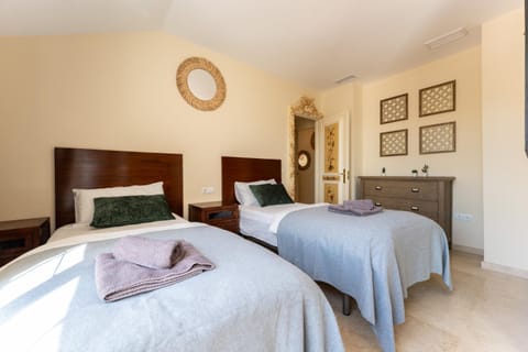 Bed, Bedroom, towels