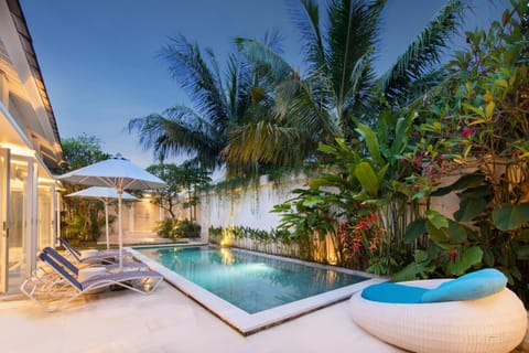 Natural landscape, Garden, Garden view, Pool view, Swimming pool, sunbed
