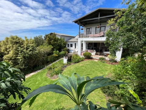 Baha Sanctuary House - 3 Bedroom House with Pool House in Plettenberg Bay