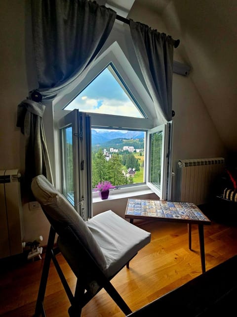 Natural landscape, View (from property/room), Living room, Photo of the whole room, Seating area, Mountain view