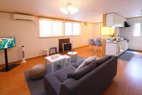 Communal lounge/ TV room, TV and multimedia, Kitchen or kitchenette, Living room, Dining area, pet friendly, air conditioner