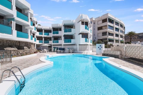 Property building, Day, Balcony/Terrace, Pool view, Swimming pool, Swimming pool, sunbed