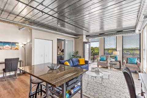 Downtown Ann Arbor 2 King Bed Balcony Apartment Apartment in Ann Arbor