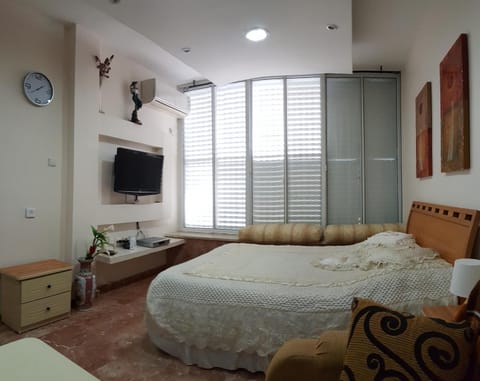 Bed, TV and multimedia, Living room
