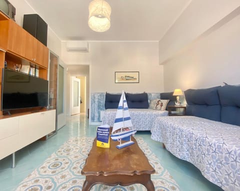 Bed, TV and multimedia, Living room, Seating area