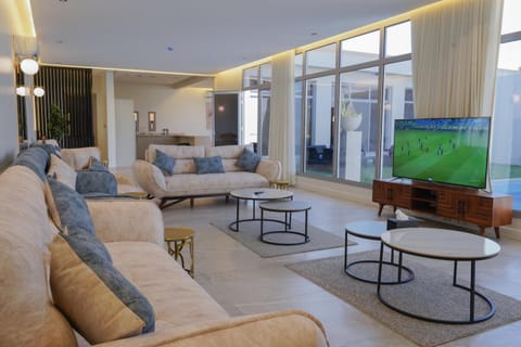 Communal lounge/ TV room, TV and multimedia, Seating area, Garden view