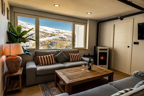 Communal lounge/ TV room, Natural landscape, TV and multimedia, Living room, Seating area, Evening entertainment, Mountain view