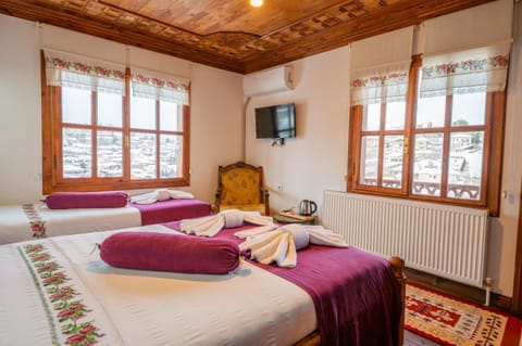TV and multimedia, Photo of the whole room, Bedroom, towels