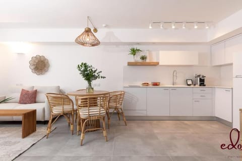 Coffee/tea facilities, Kitchen or kitchenette, Living room, Seating area, Dining area, stove