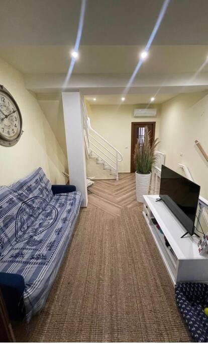 TV and multimedia, Living room, Seating area, Evening entertainment
