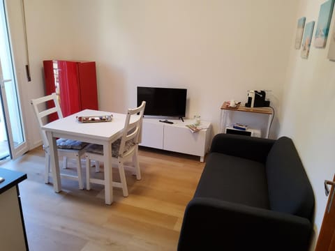 TV and multimedia, Kitchen or kitchenette, Seating area, hair dresser