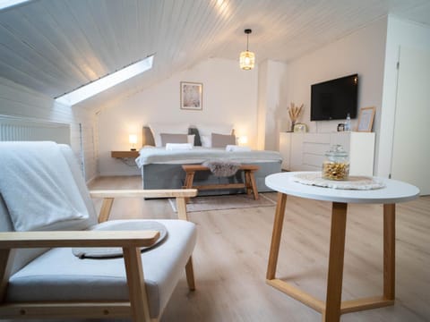 Bed, Living room, Photo of the whole room, Seating area