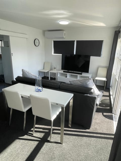 Sunny 2bdrm home close to Hospital & Gardens House in Hamilton