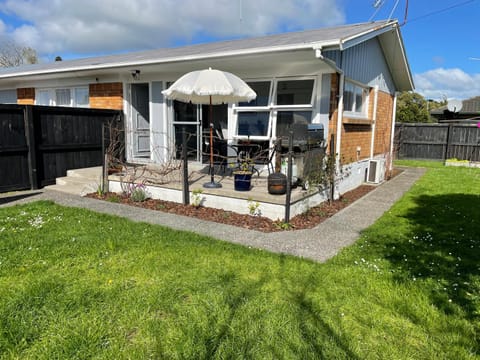 Sunny 2bdrm home close to Hospital & Gardens House in Hamilton