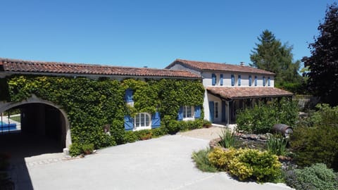 Property building, Facade/entrance, children, group of guests, Family, internet, pet friendly